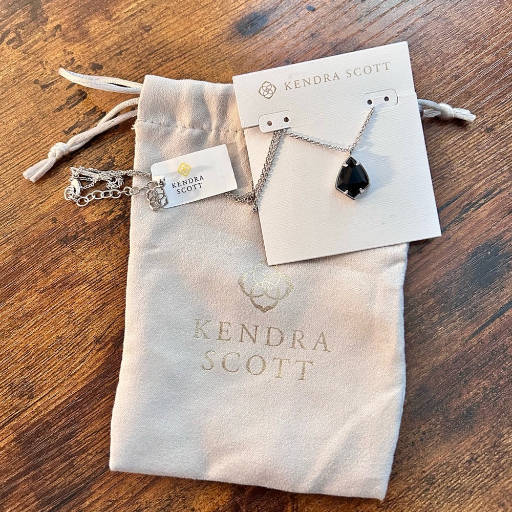 💥💥💥💥Kendra Scott Black Pendant Necklace💥💥💥